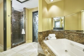 淋浴/浴缸二合一、全浸式浴缸、免費盥洗用品、吹風機