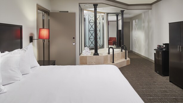 Premium bedding, in-room safe, iron/ironing board