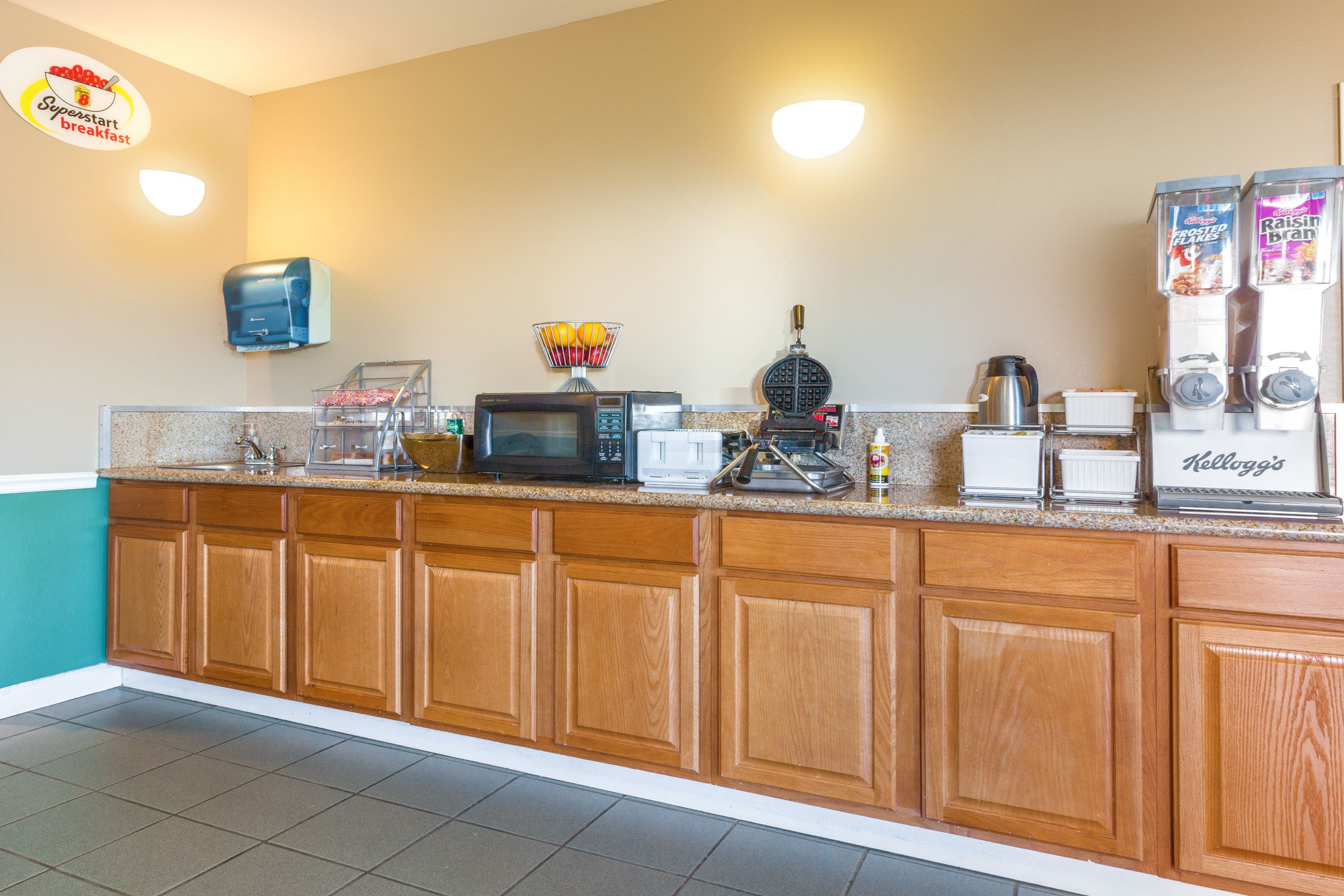 Ein Frühstücksbereich mit Kaffeemaschine, Mikrowelle und Getreideautomaten.