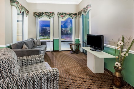 Lobby. Super 8 by Wyndham Madison/Ridgeland Area
