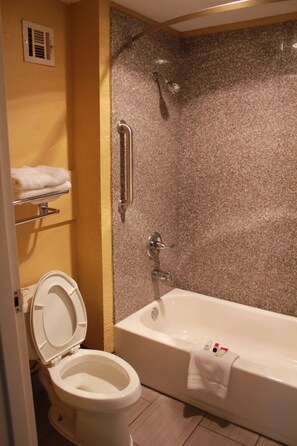 Habitación, 1 cama King size, con acceso para personas discapacitadas, para fumadores (Mobility) | Baño | Toallas