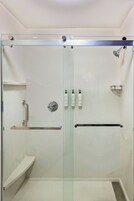Artículos de higiene personal gratuitos, secador de pelo y toallas
