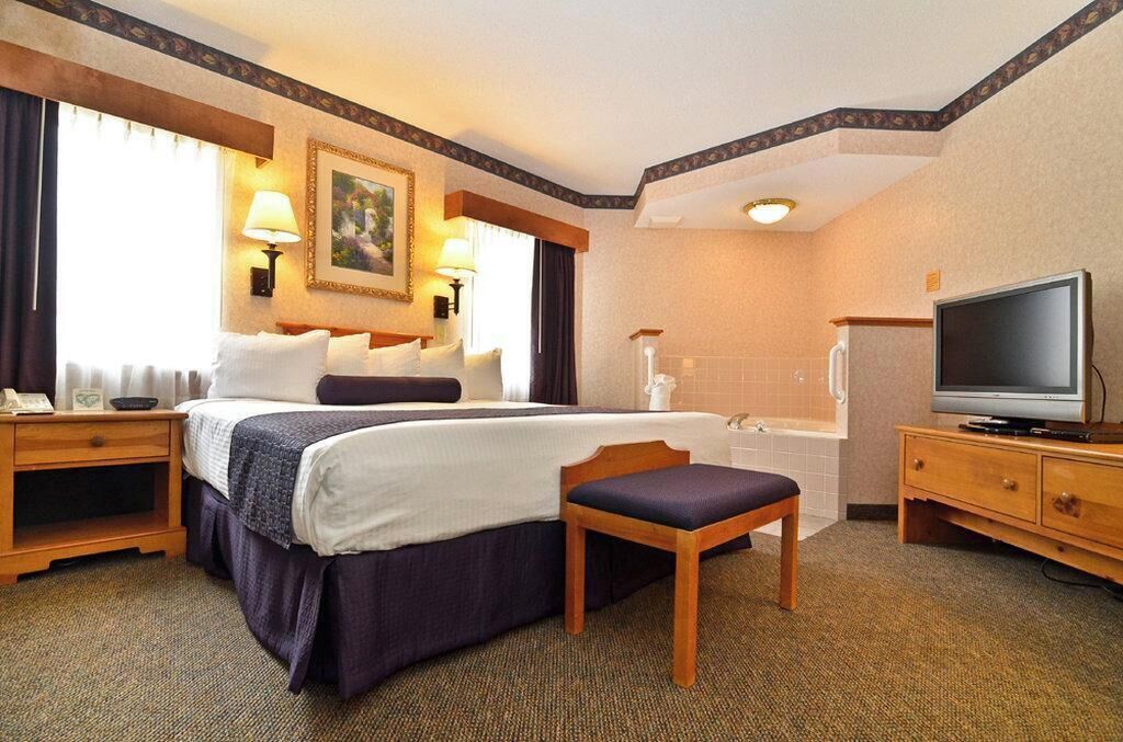Premium bedding, in-room safe, desk, laptop workspace
