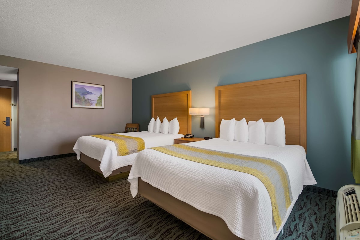 Suite, 2 Queen Beds, Non Smoking, Microwave (Third bed is a Sofabed) | Premium bedding, in-room safe, desk, laptop workspace