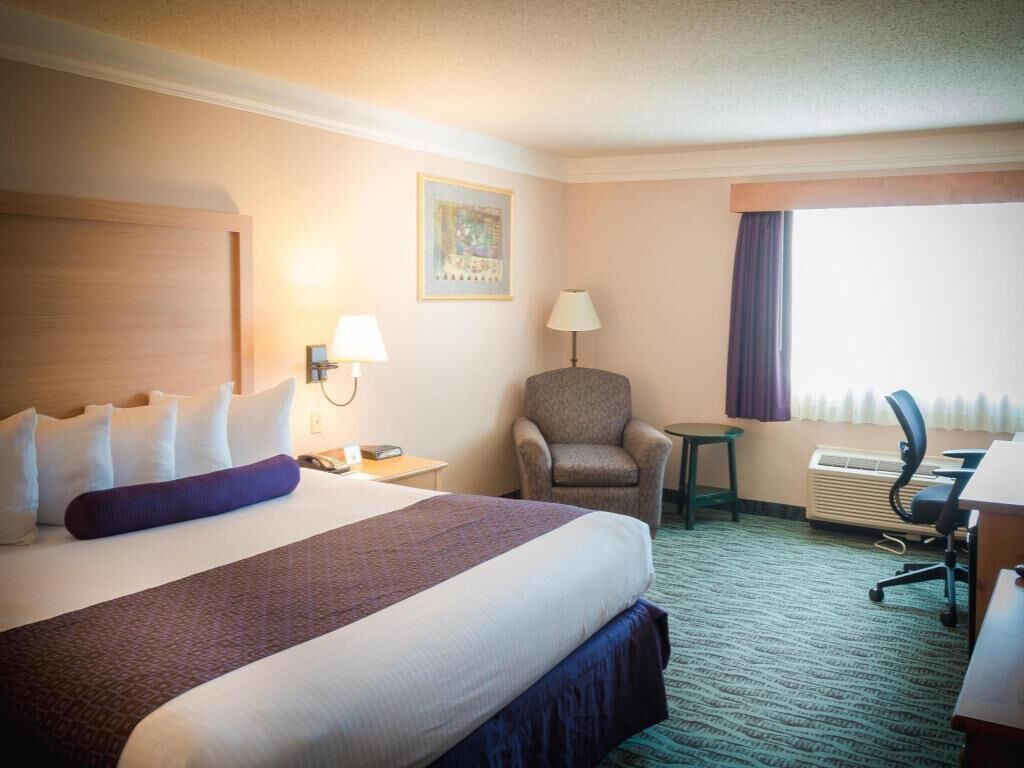 Premium bedding, in-room safe, desk, laptop workspace