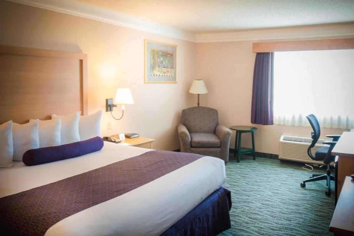 Premium bedding, in-room safe, desk, laptop workspace