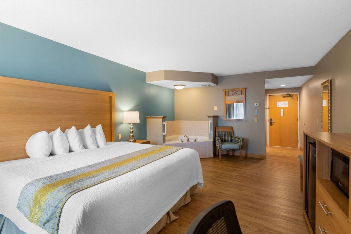 Premium bedding, in-room safe, desk, laptop workspace