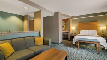 スイート キングベッド 1 台 禁煙 冷蔵庫 & 電子レンジ (Oversized Room) | 高級寝具、セーフティボックス (室内)、デスク、ノートパソコン用作業スペース