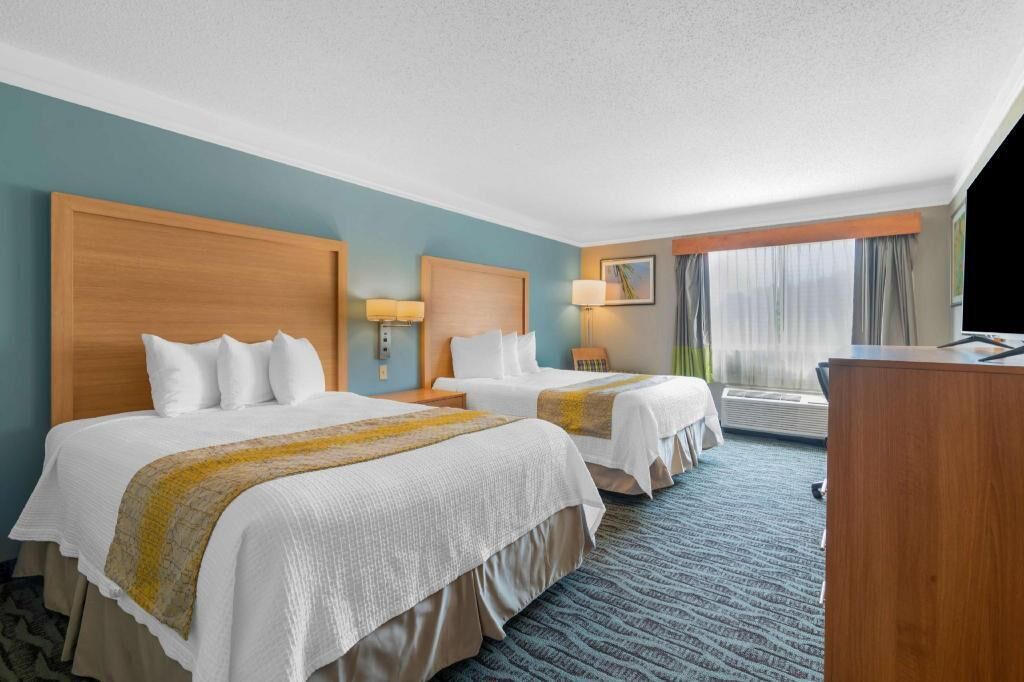 Premium bedding, in-room safe, desk, laptop workspace