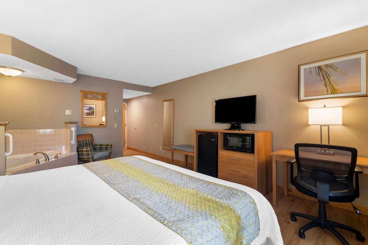 Standard Room, 1 King Bed, Non Smoking, Jetted Tub | Premium bedding, in-room safe, desk, laptop workspace