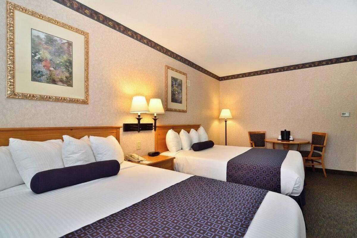 Premium bedding, in-room safe, desk, laptop workspace