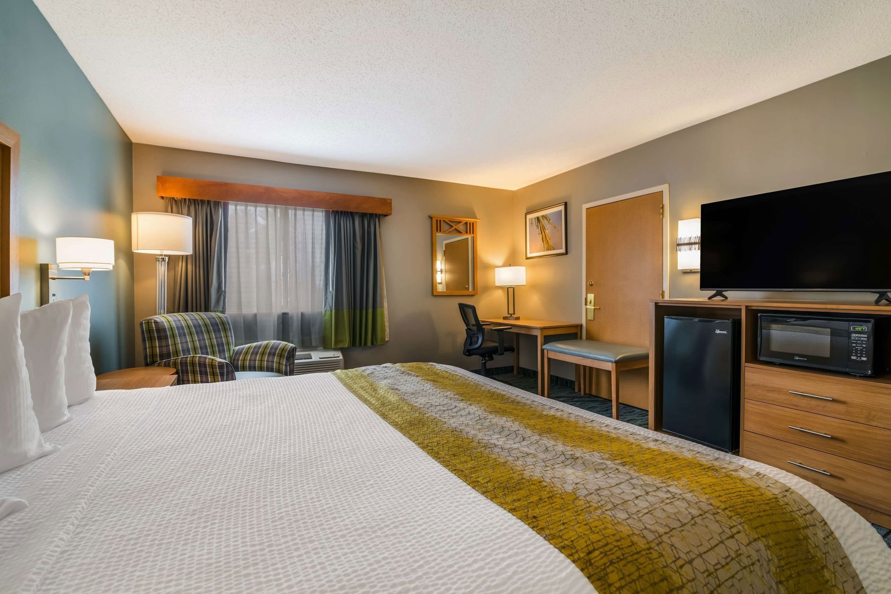 Premium bedding, in-room safe, desk, laptop workspace