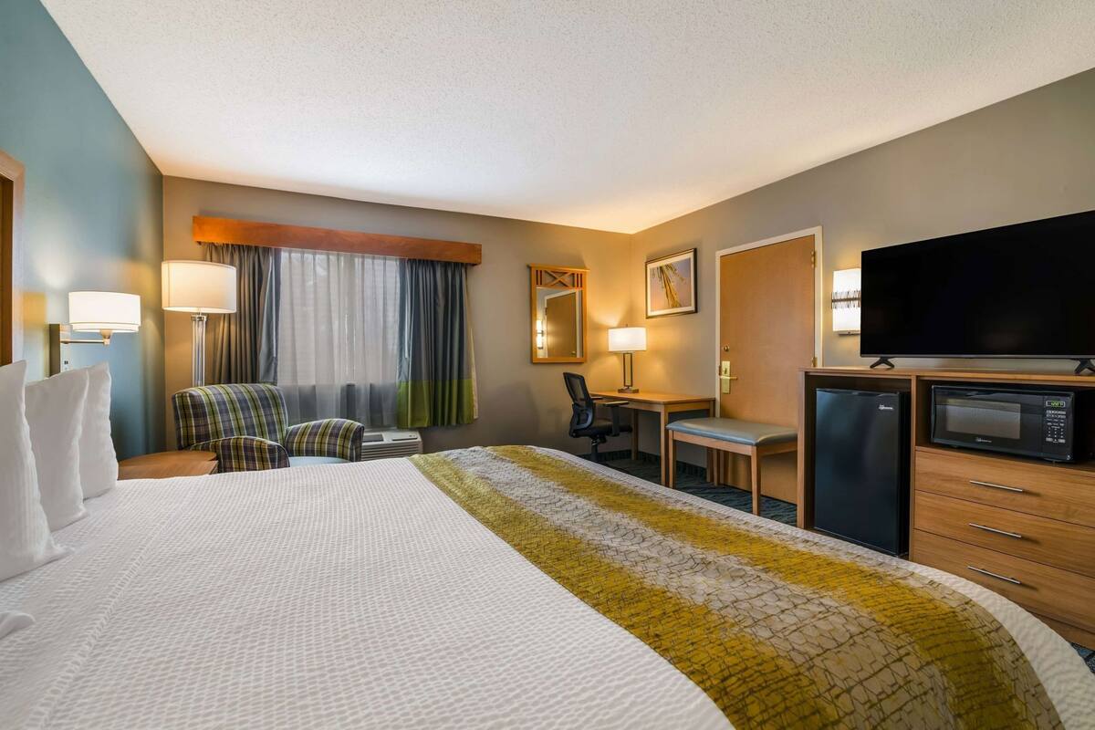 Premium bedding, in-room safe, desk, laptop workspace