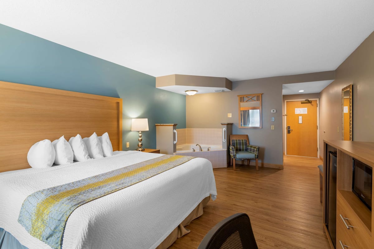 standard room, 1 king bed, non smoking, jetted tub | premium bedding, in-room safe, desk, laptop workspace