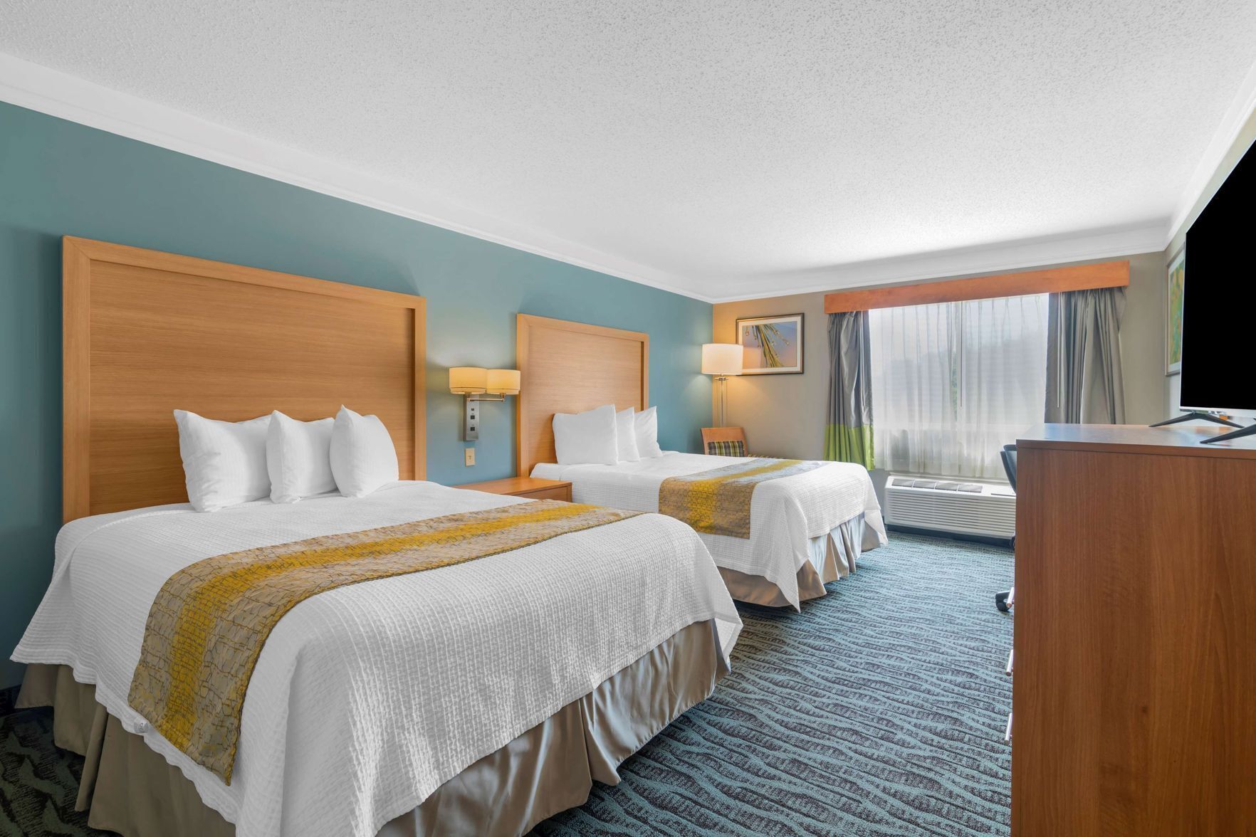 Premium bedding, in-room safe, desk, laptop workspace