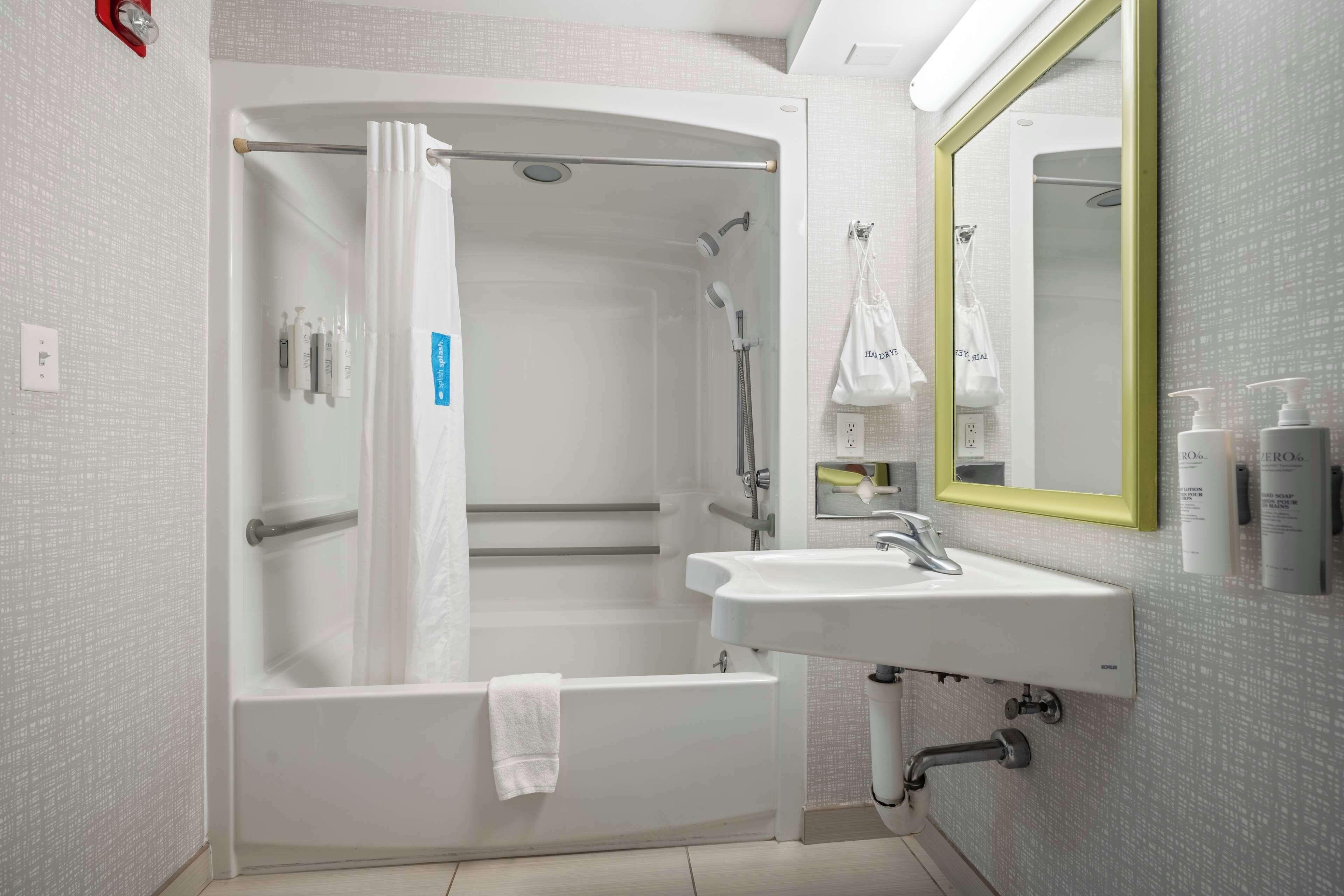 combined shower/bathtub, deep-soaking bathtub, free toiletries