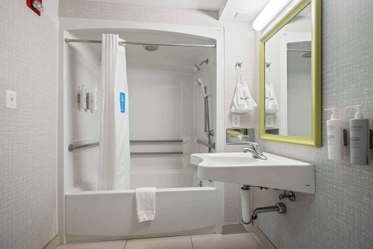 combined shower/bathtub, deep-soaking bathtub, free toiletries