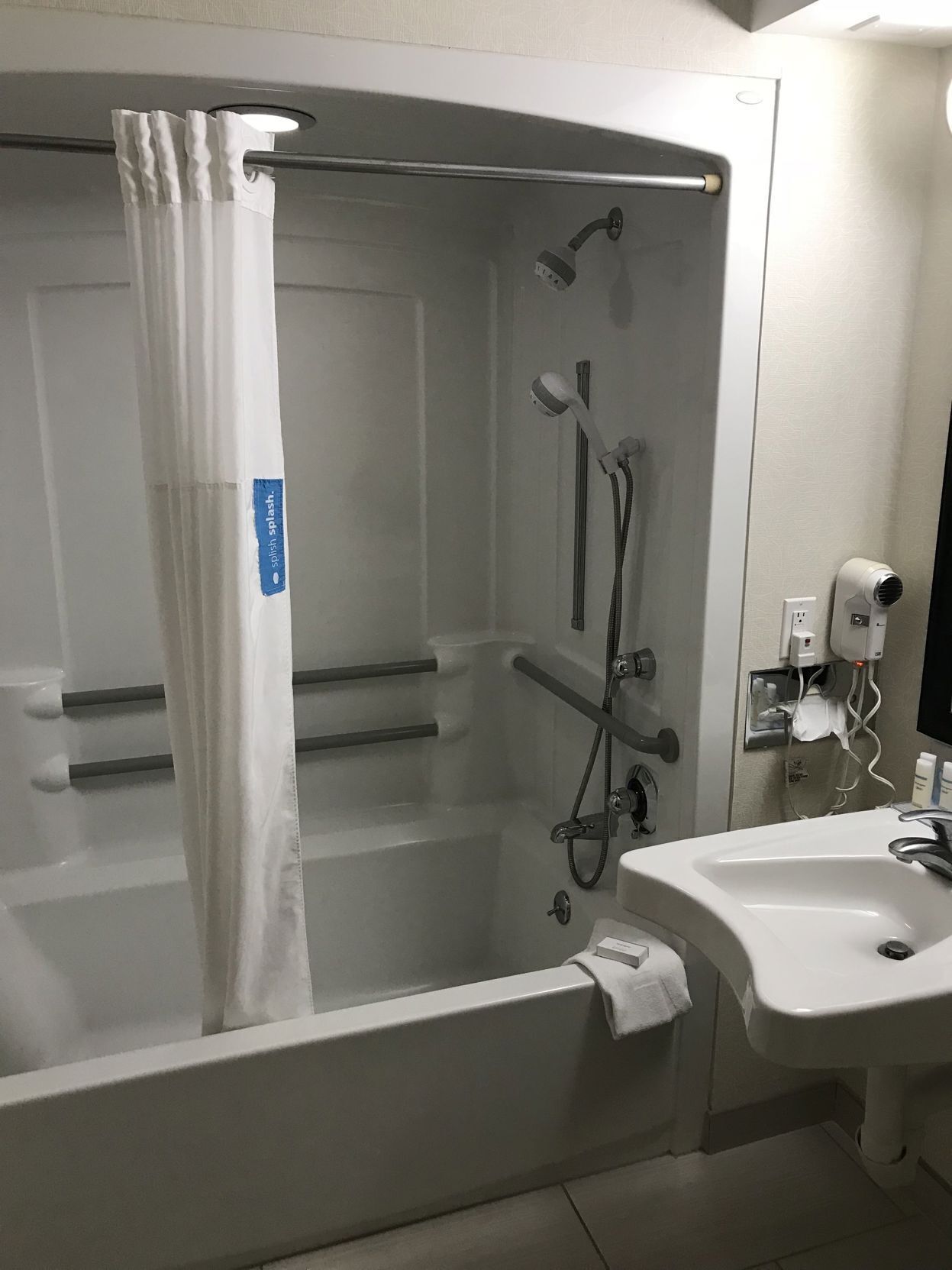 Bathroom | Combined shower/tub, deep soaking tub, free toiletries, hair dryer