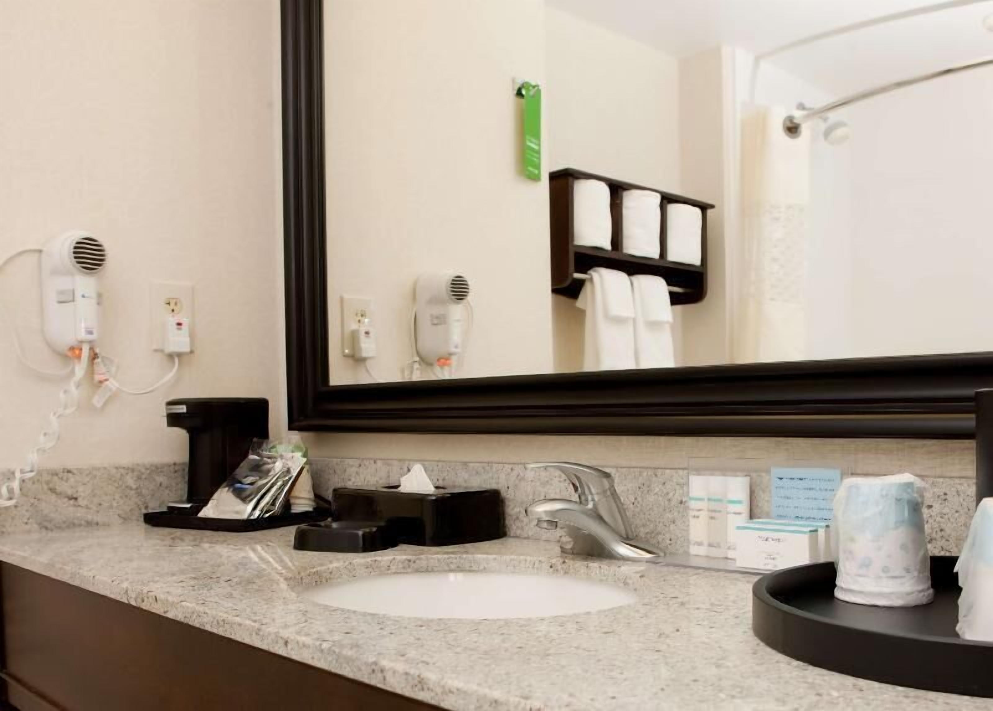 Bathroom | Combined shower/tub, deep soaking tub, free toiletries, hair dryer