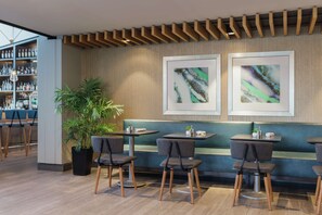 Se ofrece desayuno a la carta por un coste adicional