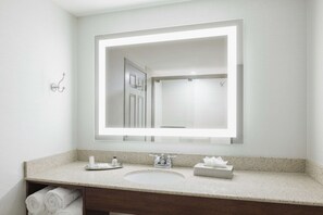 Room, 1 King Bed | Bathroom