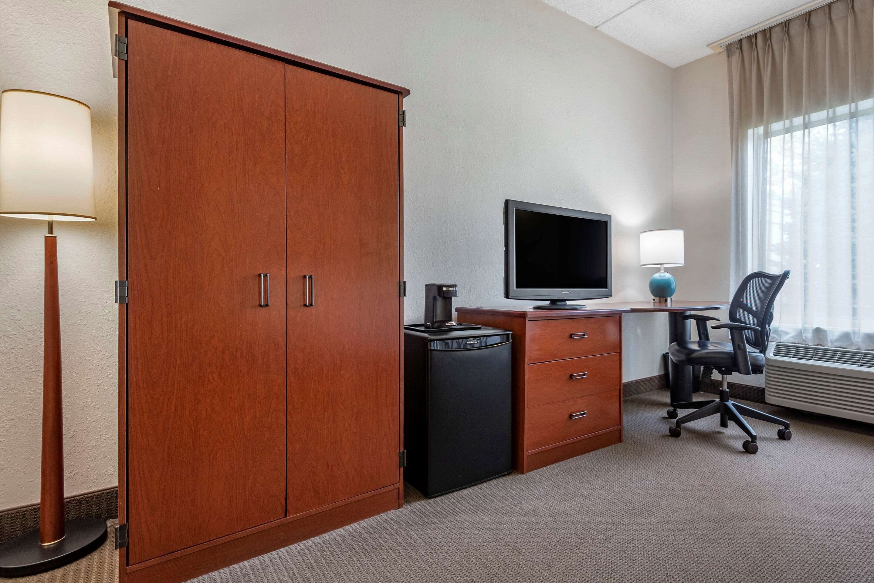 standard room, 1 king bed, accessible, non smoking | desk, blackout curtains, iron/ironing board, free cots/infant beds