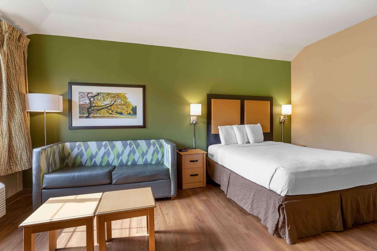 Bureau, rideaux occultants, fer et planche Ă repasser, Wi-Fi gratuit