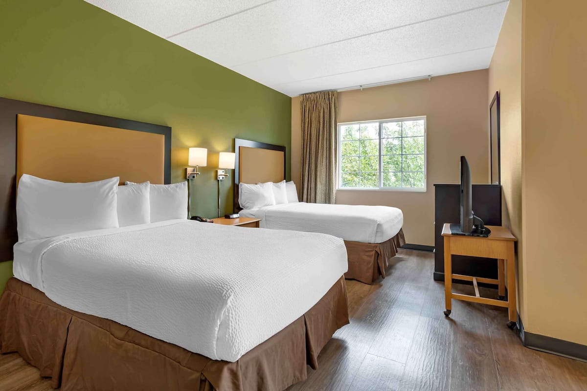 Deluxe Studio, Multiple Beds | Desk, blackout drapes, iron/ironing board, free WiFi
