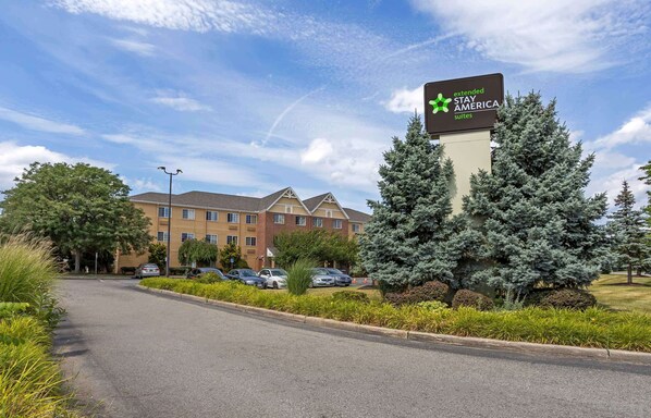 Situated amidst lush greenery, this hotel offers a serene atmosphere and easy parking access.