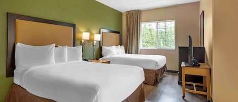 Een bureau, verduisterende gordijnen, een strijkplank/strijkijzer