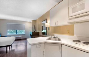 Studio, 1 grand lit, accessible aux personnes à mobilité réduite, non-fumeur | Bureau, espace de travail pour ordinateurs portables