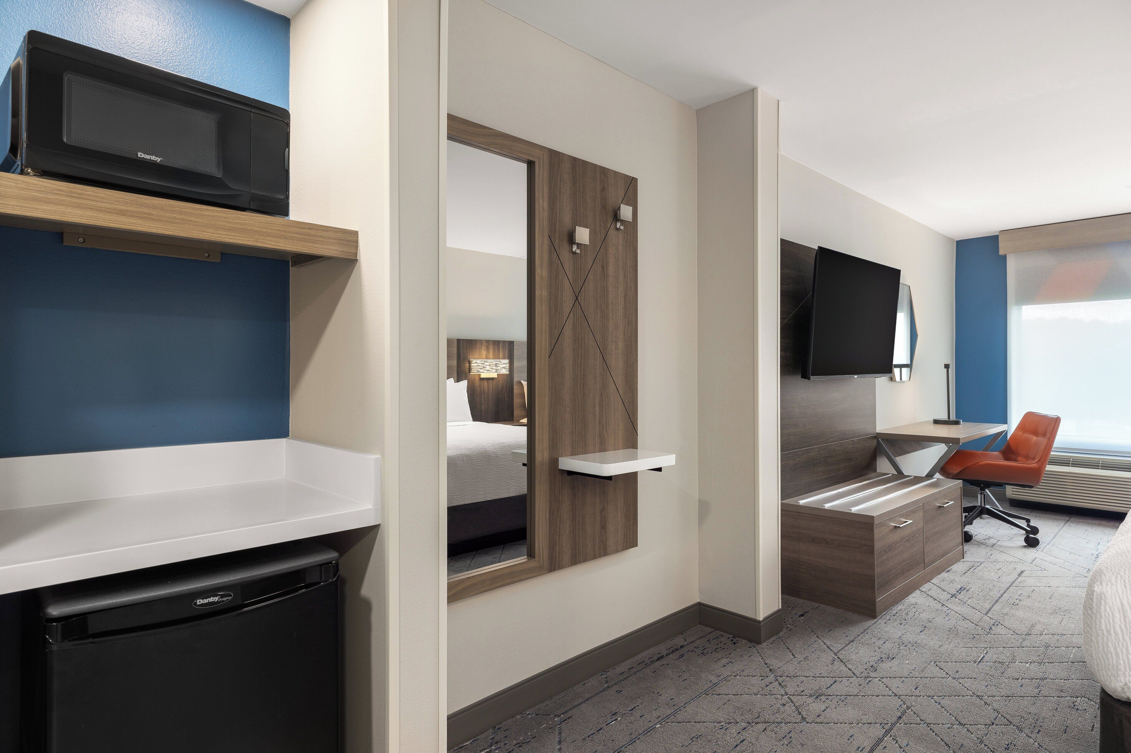 ตู้นิรภัยในห้องพัก, โต๊ะทำงาน, เตารีด/โต๊ะรีดผ้า