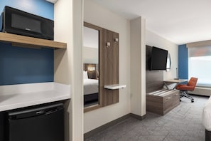 Tallelokero huoneessa, työpöytä, silitysrauta/-lauta