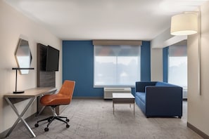 Suite, 1 Tempat Tidur King | Brankas, meja kerja, setrika/meja setrika, dan tempat tidur bayi gratis