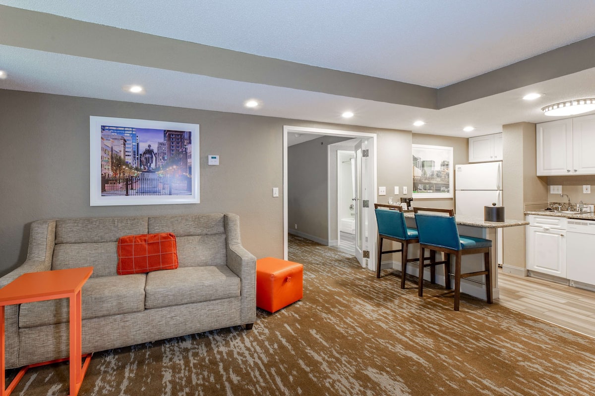 suite, 2 double beds, kitchen | living area | flat-screen tv