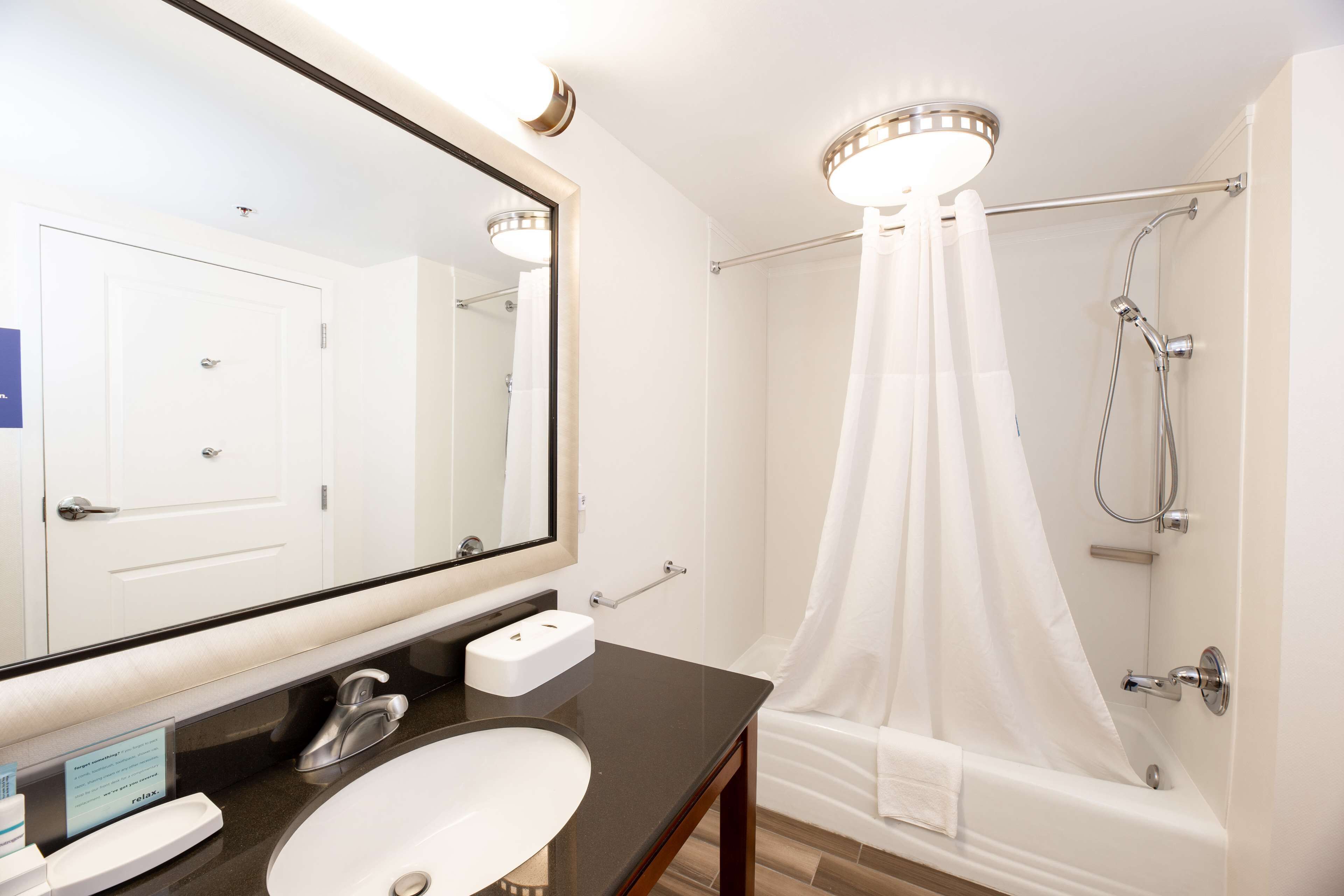 room, 1 king bed, accessible, non smoking | bathroom | free toiletries, hair dryer, towels