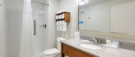 Ein modernes Badezimmer mit Dusche, Toilette und Waschtisch.