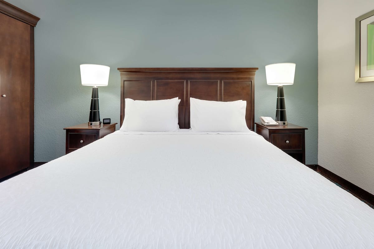 Premium bedding, in-room safe, iron/ironing board, free WiFi