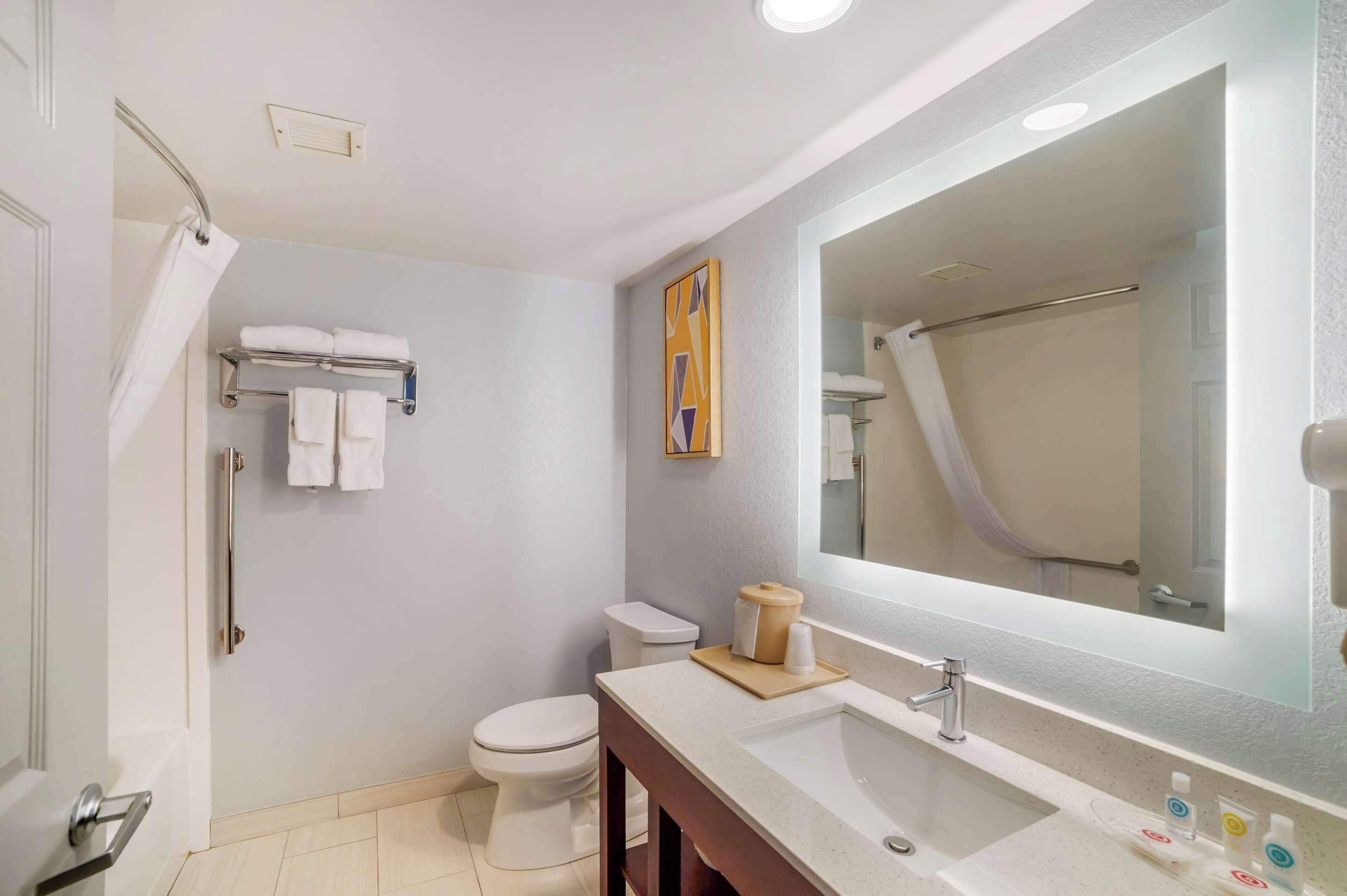 standard room, 1 king bed, non smoking | desk, blackout curtains, iron/ironing board, free cots/infant beds