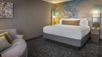 Skrivebord, mørklægningsgardiner, strygejern/strygebræt