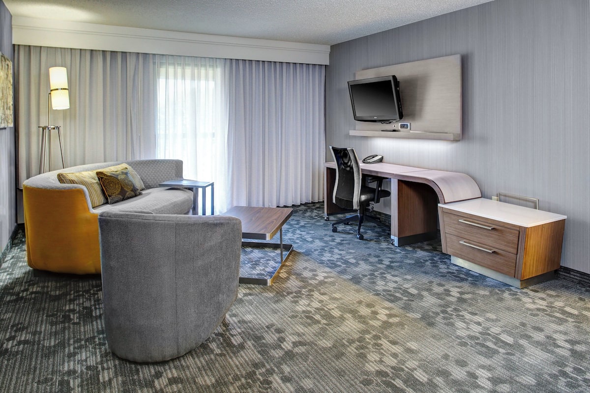Suite, 1 Schlafzimmer, Nichtraucher | Schreibtisch, Verdunkelungsvorhänge, Bügeleisen/Bügelbrett