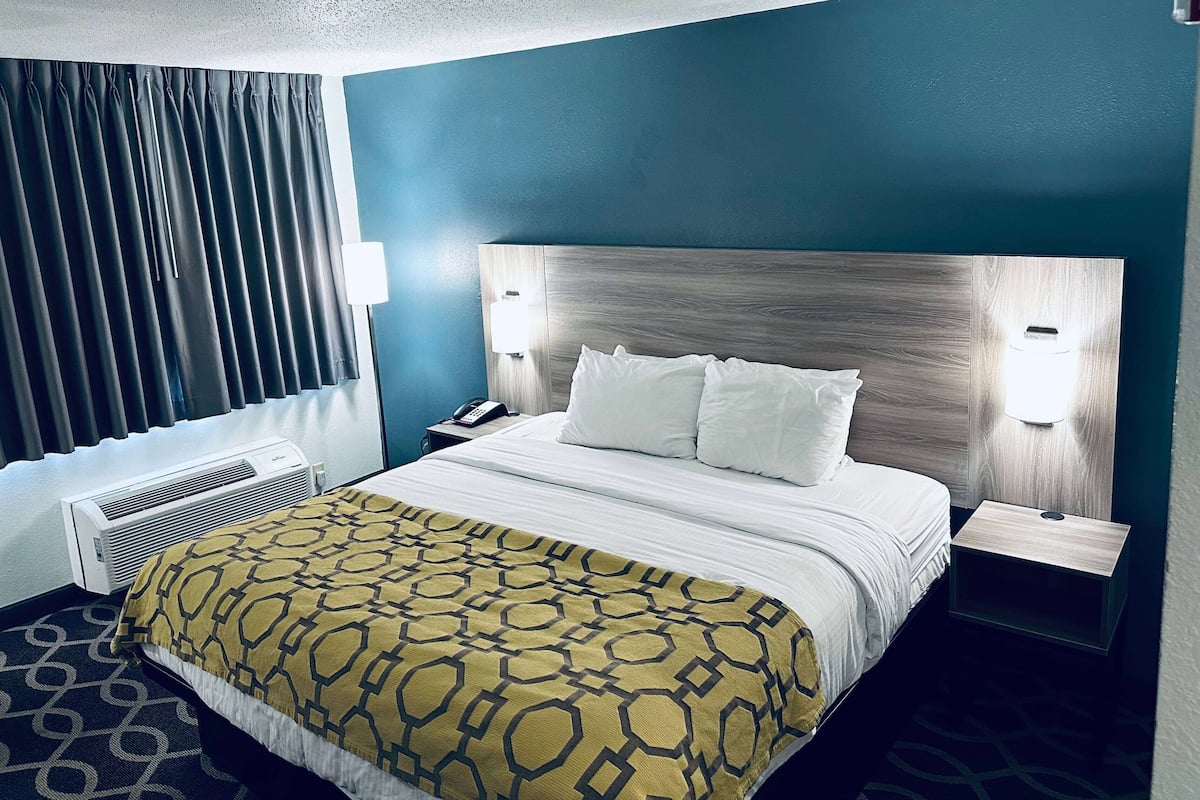 Room, 1 King Bed, Accessible, Non Smoking (Mobility)