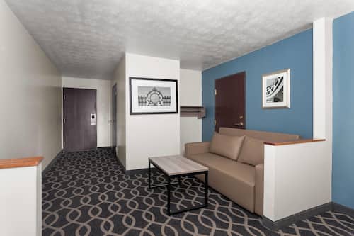 Studio suite, 1 kingsize bed, toegankelijk voor mindervaliden, niet-roken (Mobility) | Een bureau, een laptopwerkplek, een strijkplank/strijkijzer