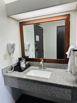 Escritorio y espacio para trabajar con un portátil