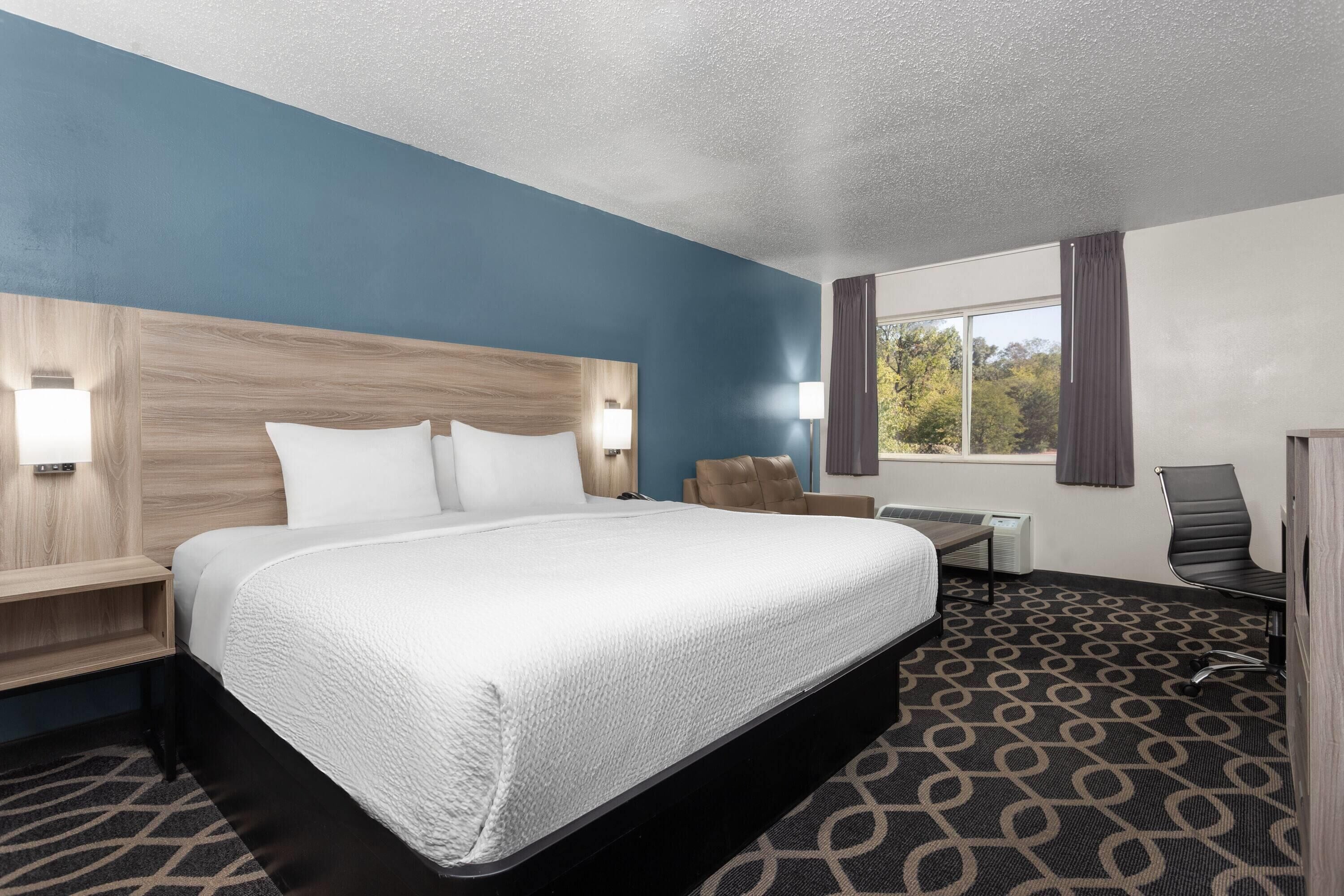 客房, 1 张特大床, 无烟房 | 办公桌、笔记本电脑工作区、熨斗/熨衣板、免费婴儿床