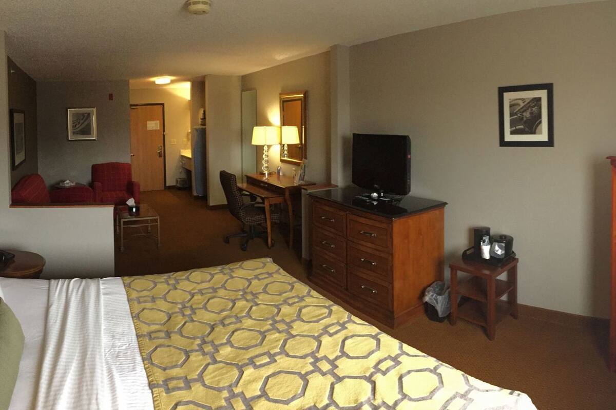 Desk, laptop workspace, iron/ironing board, free cribs/infant beds