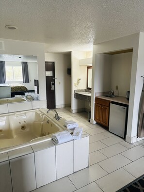 Deluxe Studio Suite, 1 King Bed, Non Smoking