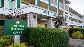 Un edificio con un cartel que dice 'HomeTowne Studios by RedRoof Office' y el número '3535' sobre la entrada.