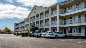 Un motel à plusieurs étages avec un parking.