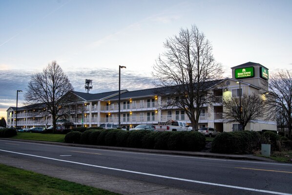 A multi-story motel with a green sign indicating it is a Holiday Inn Express.